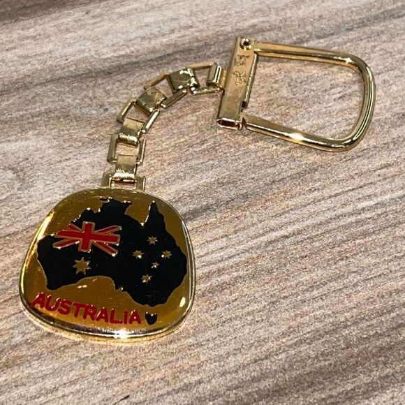 Vintage Australia Pegasus enameled keychain with gold tone finish - Picture 1 of 6